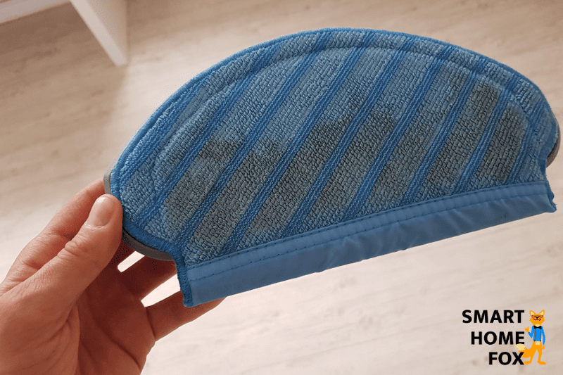 Грязная салфетка Ecovacs Deebot OZMO 950 после протирания пола в спальне.